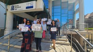 Aproximativ 20 de angajați ai postului Radio România Iași au continuat, ieri, seria protestelor spontane