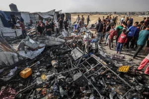 Incendiul uriaş din tabăra de la Rafah este posibil să se fi declanşat din cauza unui depozit de muniţii din apropiere, spune Israelul