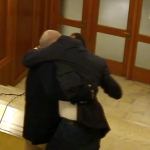 Primele imagini cu bătaia din Parlament: Vîlceanu încearcă să îl muşte pe Roman de faţă – VIDEO