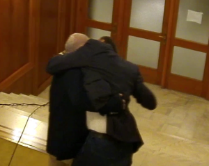Primele imagini cu bătaia din Parlament: Vîlceanu încearcă să îl muşte pe Roman de faţă – VIDEO