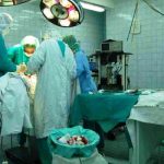 Un medic român ar fi uitat o compresă în abdomenul unei femei. Pacienta a murit de septicemie       