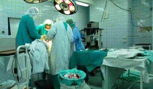 Un medic român ar fi uitat o compresă în abdomenul unei femei. Pacienta a murit de septicemie       