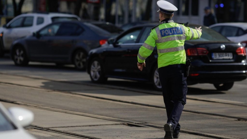 Controversă - Șofer amendat și cu permis suspendat după ce a oprit la semnalul polțistului, în Copou, dar a blocat astfel traficul