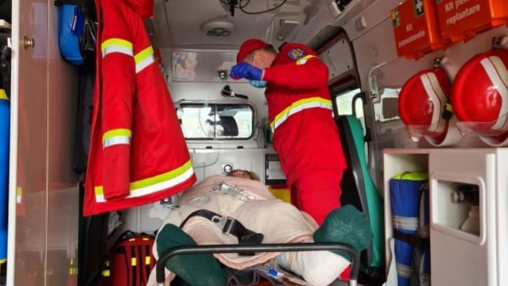 Bărbat de 74 de ani rămas blocat într-un autoturism în urma unui accident cu două mașini, în Dacia