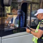 Şoferul unui autobuz şcolar, prins băut la volan