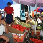 Lovitură pentru țărani: ANPC vrea ca fructele și legumele din piață să aibă etichete ca la supermarket