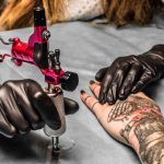 Ordin: Saloanele nu au dreptul să tatueze persoane sub 18 ani şi nici să facă piercinguri minorilor, decât în zona urechilor şi cu acordul părinţilor