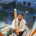 VIDEO Imagini terifiante: mașină vandalizată, camera de supraveghere zdrobită cu o bâtă de baseball, obiecte sparte, înjurături. Așa trăiește o familie într-o curte comună cu un clan