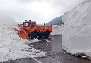 VIDEO Un munte de zăpadă pe Transfăgărășan. Drumarii înaintează cu greu