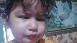 Fetița de doi ani dispărută de acasă și găsită moartă a fost ucisă. Raportul necropsiei