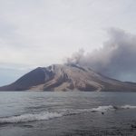 Indonezia: Mii de persoane evacuate în urma erupţiei vulcanului Ruang